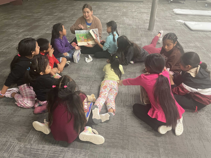 Janet reading to kids-Los pueblos